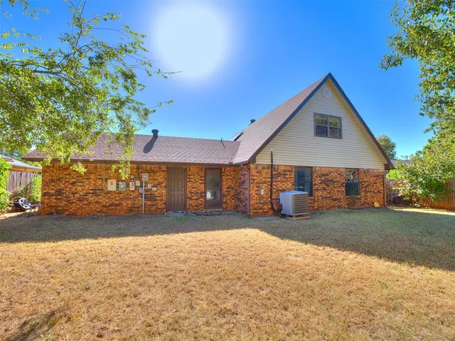 Photo 4 — 6721 Greenway Drive, Oklahoma City, OK 73132