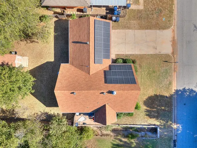 Photo 3 — 6721 Greenway Drive, Oklahoma City, OK 73132
