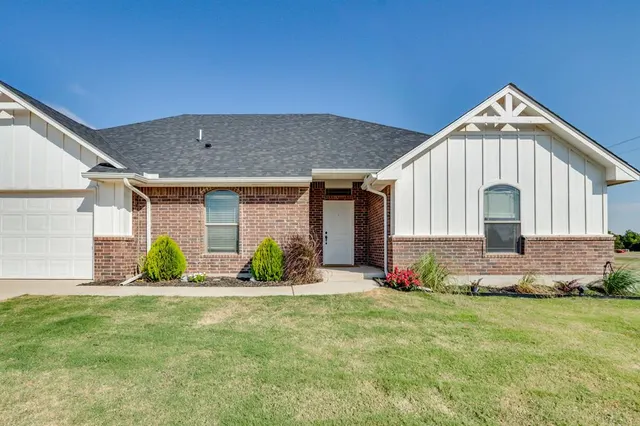 Front exterior — 29999 Triple Crown Place, Cashion, OK 73016