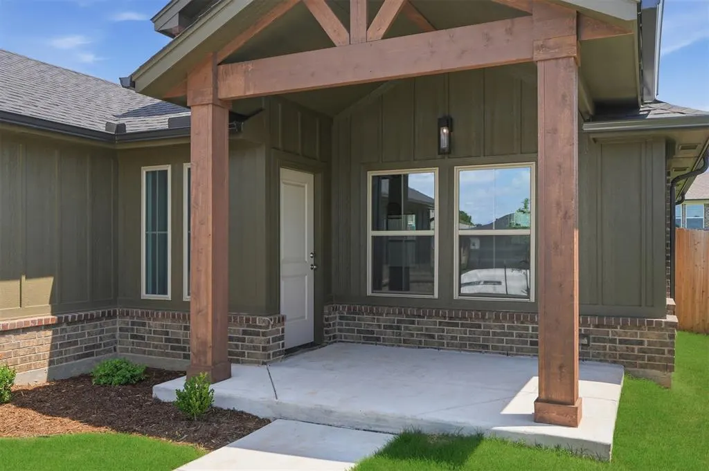 Photo 3 — 310 Woodrock Street, Harrah, OK 73045