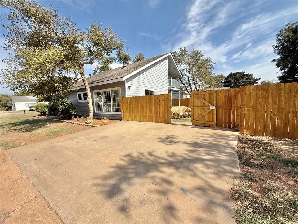 Photo 3 — 900 E ELM Street, Altus, OK 73521