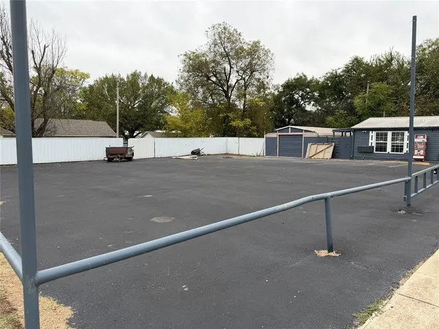 Photo 5 — 421 N Harrison Avenue, Shawnee, OK 74801