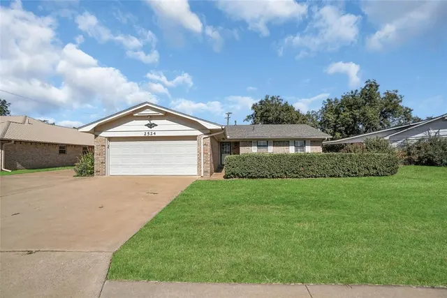 Front exterior — 2524 N Robin Street, Altus, OK 73521