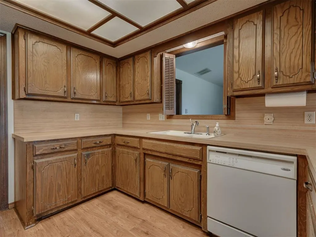 Photo 16 — 10005 Lakeshore Dr, Oklahoma City, OK 73120