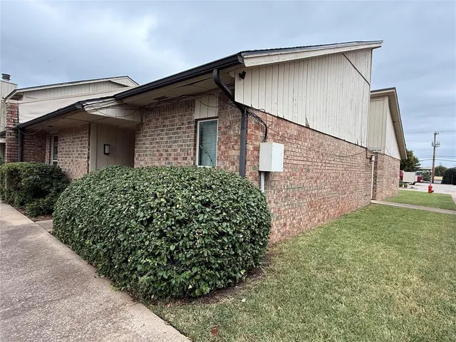 Front exterior — 10125 N Pennsylvania Avenue 5, Oklahoma City, OK 73120