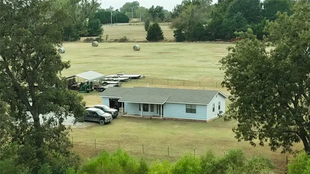 Photo 2 — 12918 N County Road 3130, Maysville, OK 73057