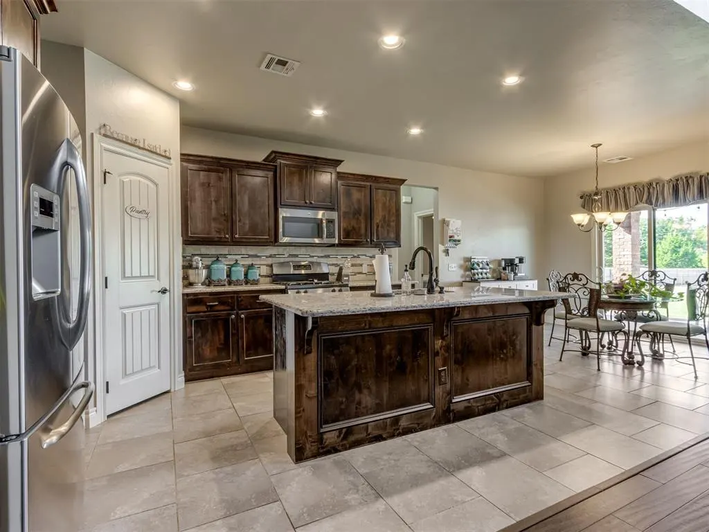 Photo 14 — 10937 N Pointe Drive, Edmond, OK 73025