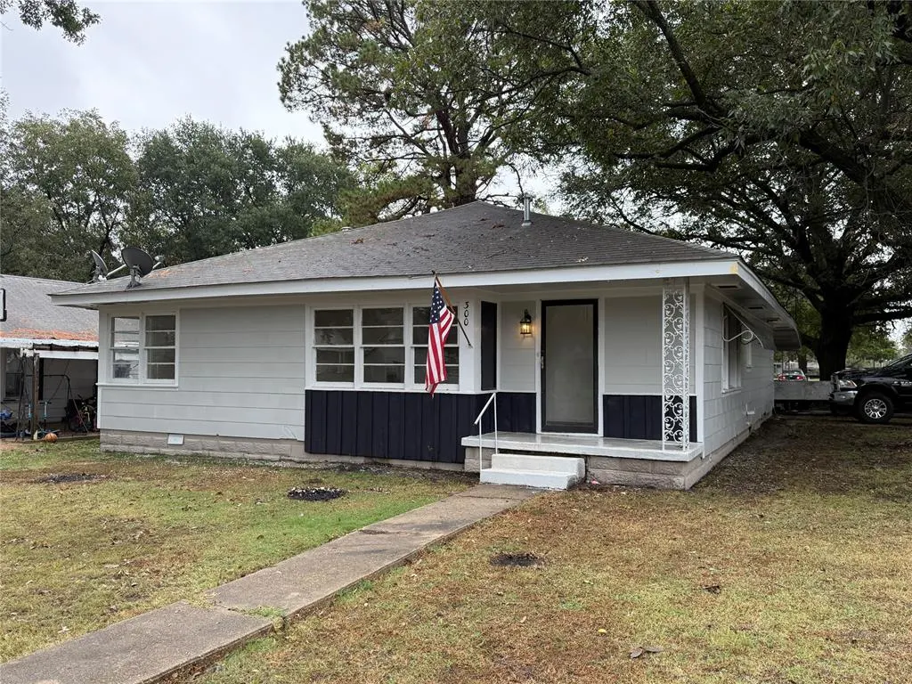 Front exterior — 300 E Broadway Street, Wetumka, OK 74883