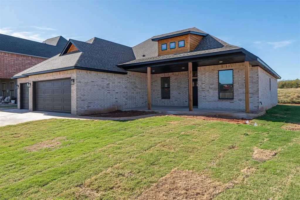 Photo 2 — 10621 Two Lakes Drive, Yukon, OK 73099