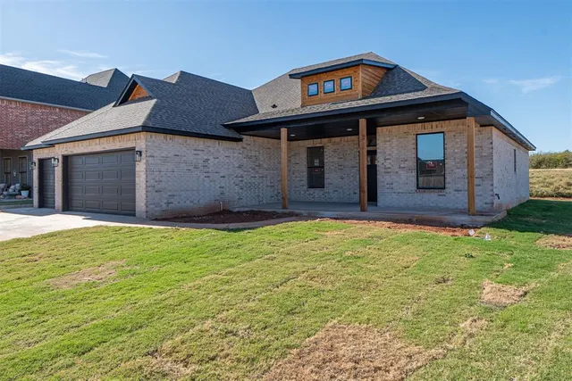 Photo 2 — 10621 Two Lakes Drive, Yukon, OK 73099