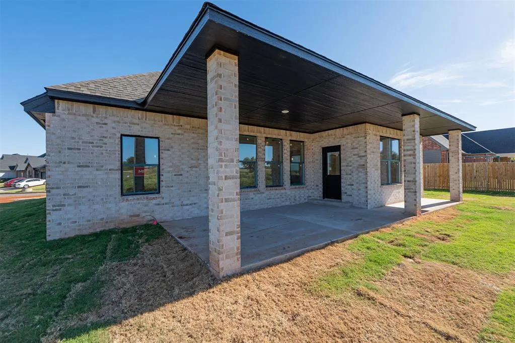 Photo 13 — 10621 Two Lakes Drive, Yukon, OK 73099