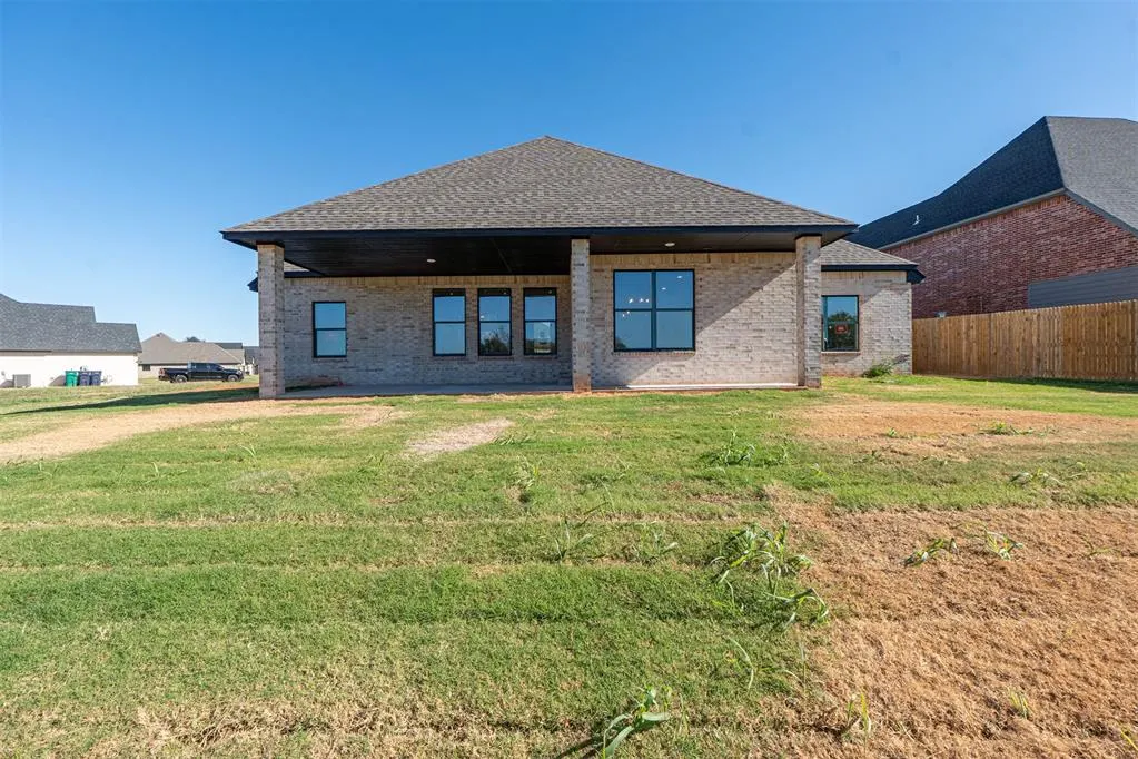 Photo 14 — 10621 Two Lakes Drive, Yukon, OK 73099