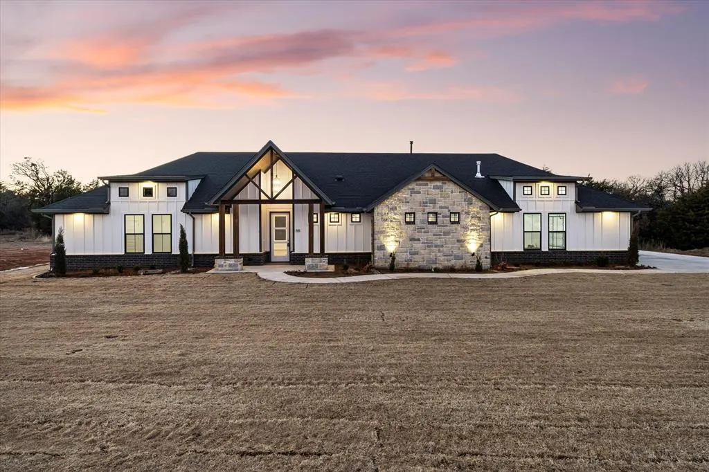 Front exterior — 881 Meadow  Park Drive, Guthrie, OK 73044