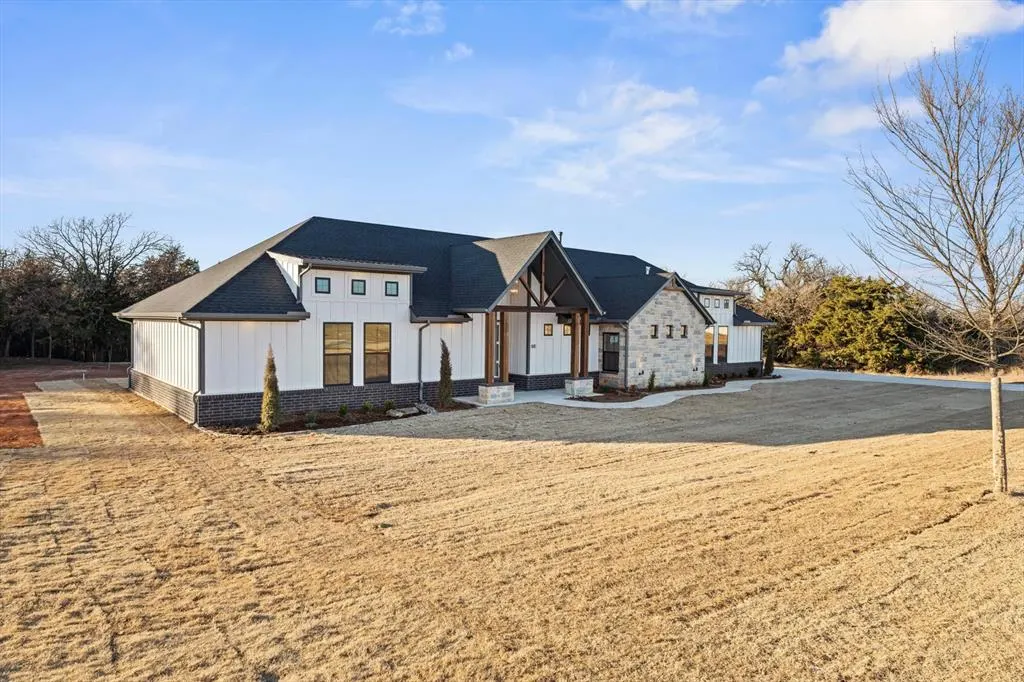 Photo 5 — 881 Meadow  Park Drive, Guthrie, OK 73044