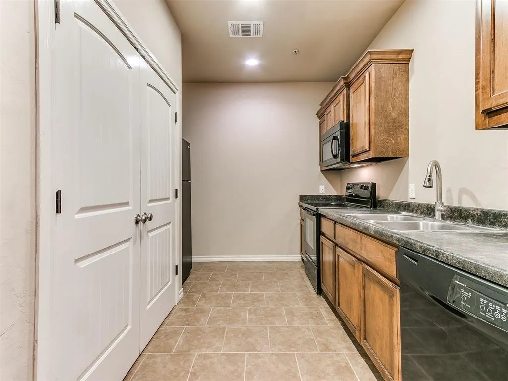 Photo 8 — 920 SW 92nd Street, Oklahoma City, OK 73139