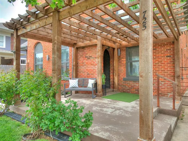 Photo 2 — 725 NE 15th Street, Oklahoma City, OK 73104