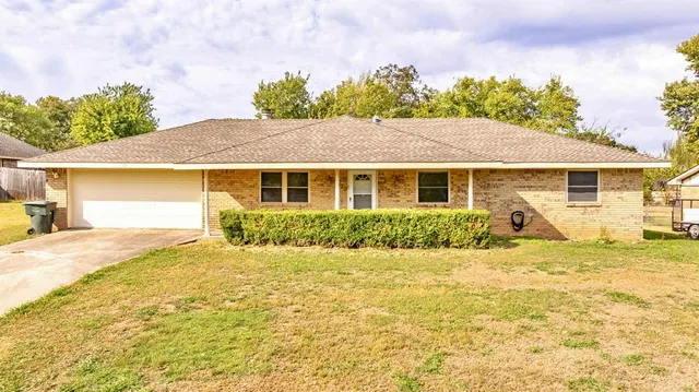 Front exterior — 815 S Dogwood Drive, Pauls Valley, OK 73075