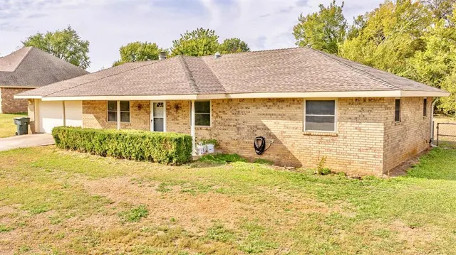 Photo 2 — 815 S Dogwood Drive, Pauls Valley, OK 73075