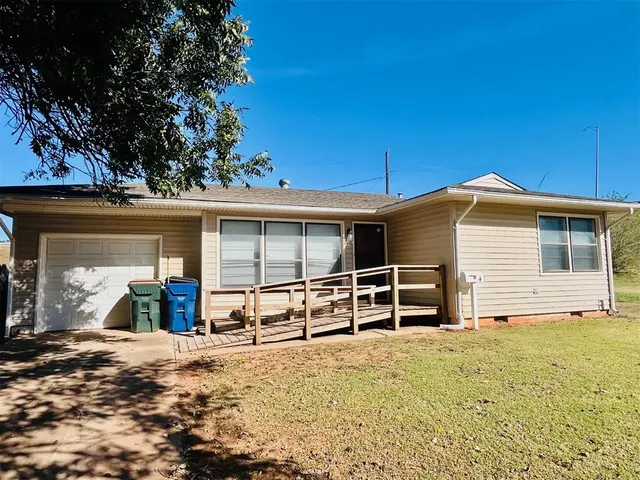 Photo 2 — 4 Cottonwood Drive, Chickasha, OK 73018