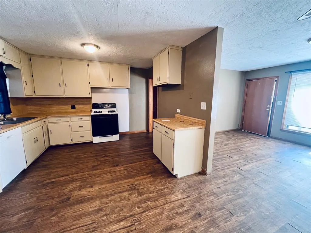 Photo 7 — 4 Cottonwood Drive, Chickasha, OK 73018