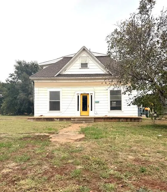 Front exterior — 421 S Linwood Street, Cordell, OK 73632