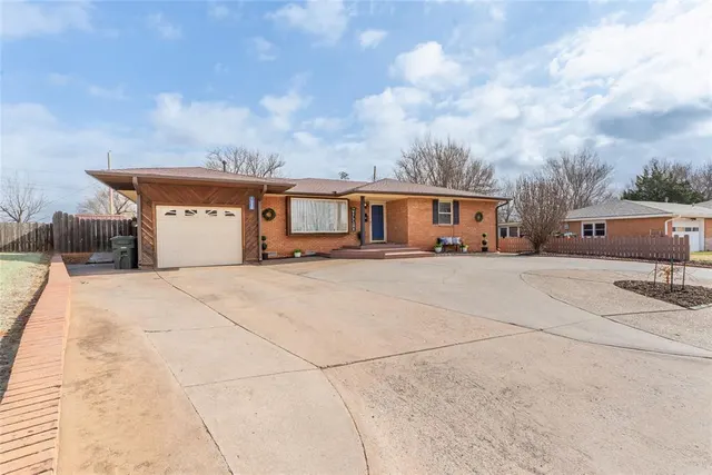 Photo 4 — 1030 Circle Drive, Clinton, OK 73601