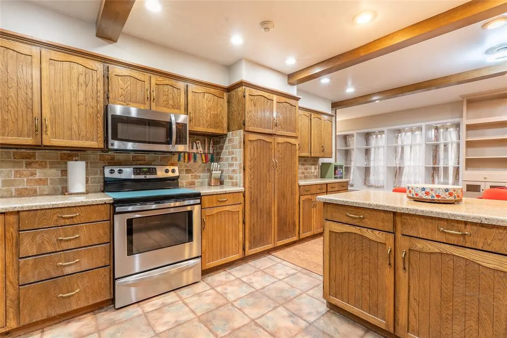 Photo 10 — 1030 Circle Drive, Clinton, OK 73601