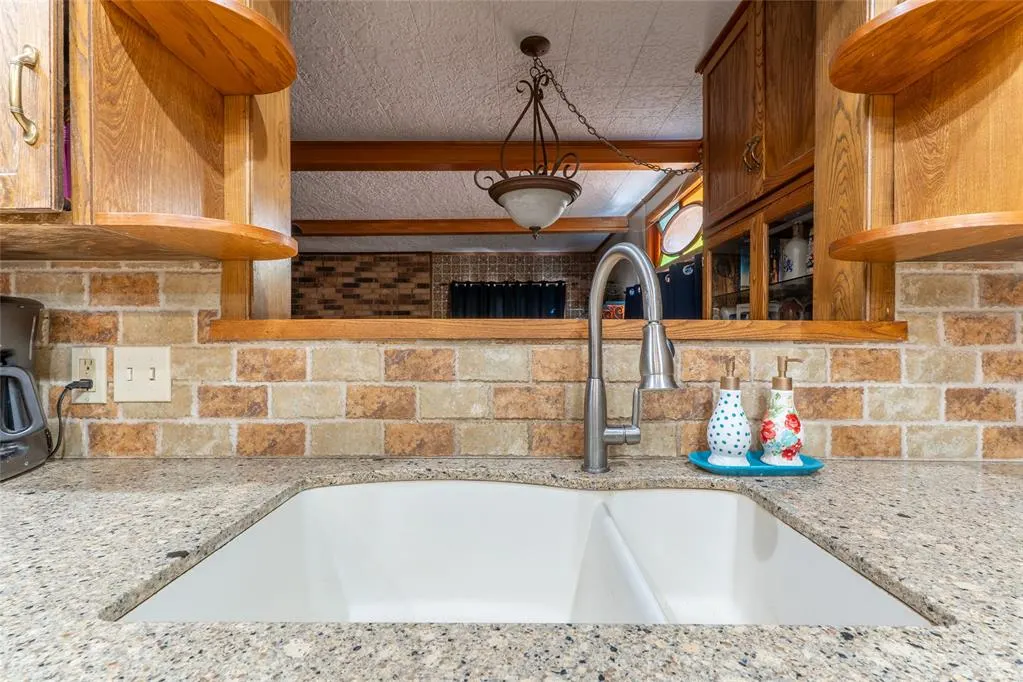 Photo 14 — 1030 Circle Drive, Clinton, OK 73601