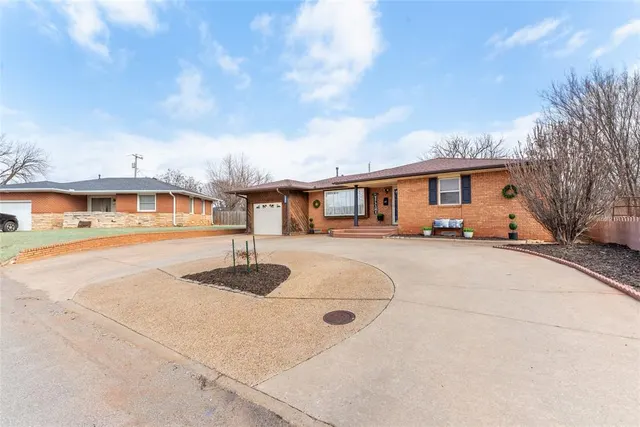 Photo 2 — 1030 Circle Drive, Clinton, OK 73601
