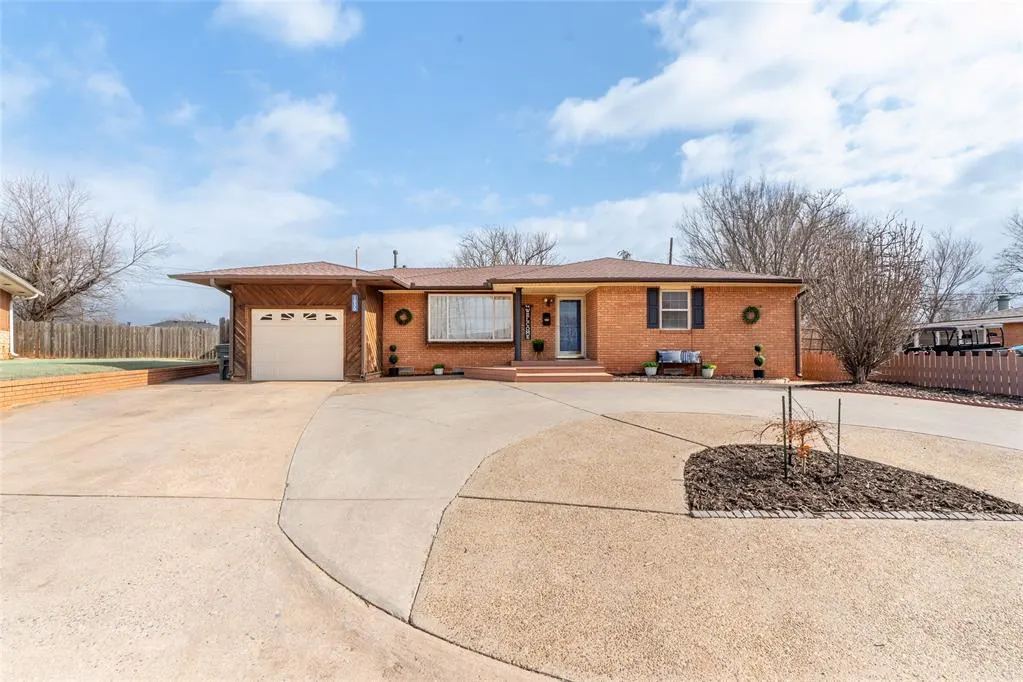 Front exterior — 1030 Circle Drive, Clinton, OK 73601
