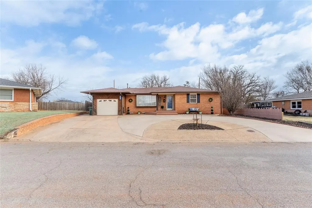 Photo 3 — 1030 Circle Drive, Clinton, OK 73601