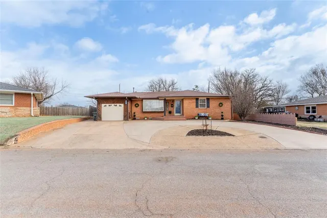 Photo 3 — 1030 Circle Drive, Clinton, OK 73601