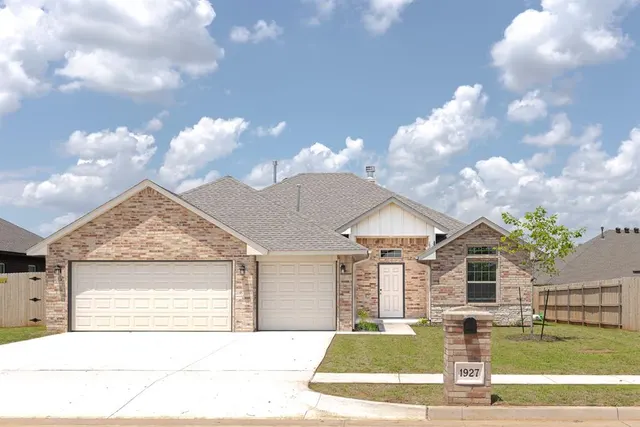 Front exterior — 1927 W Flintlock Way, Mustang, OK 73064