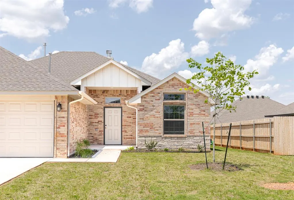 Photo 2 — 1927 W Flintlock Way, Mustang, OK 73064
