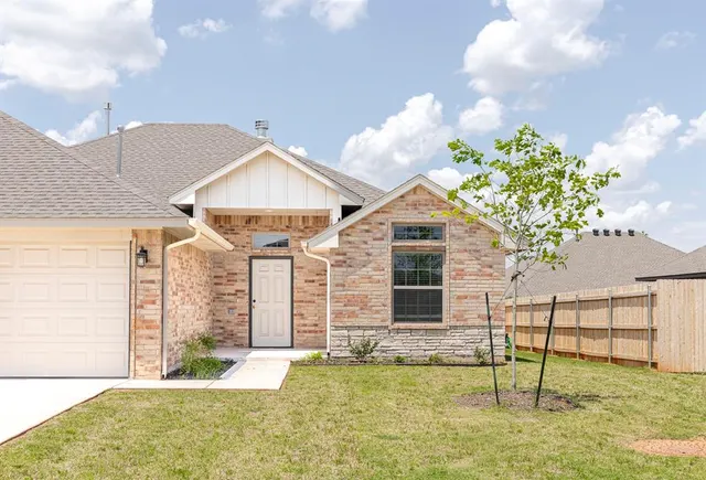 Photo 2 — 1927 W Flintlock Way, Mustang, OK 73064