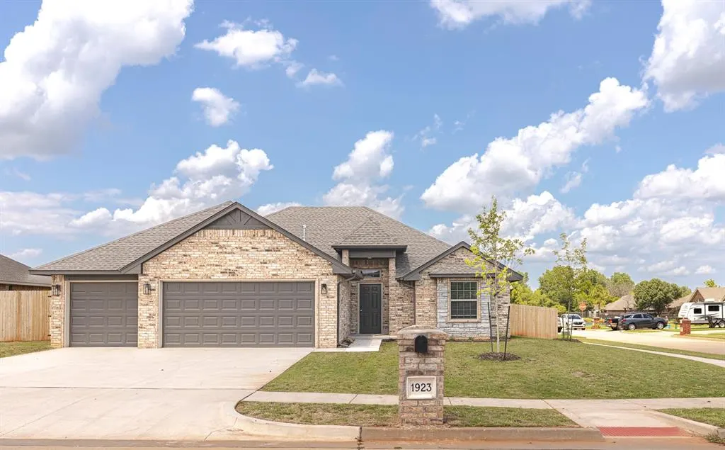 Front exterior — 1923 W Flintlock Way, Mustang, OK 73064