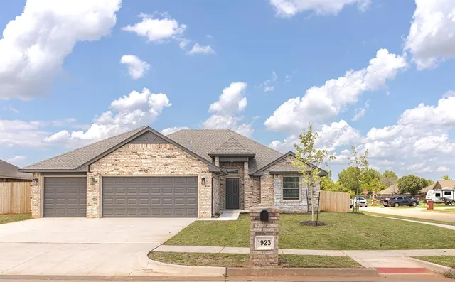 Front exterior — 1923 W Flintlock Way, Mustang, OK 73064