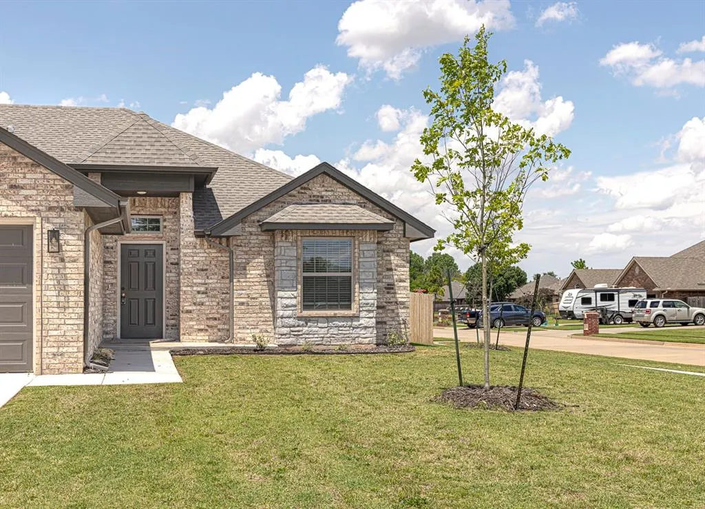 Photo 2 — 1923 W Flintlock Way, Mustang, OK 73064