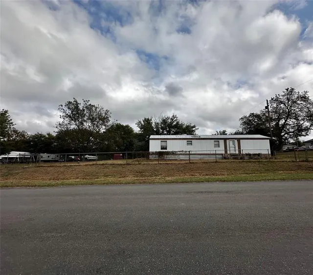 Photo 2 — 431 S Hyden, Stratford, OK 74872