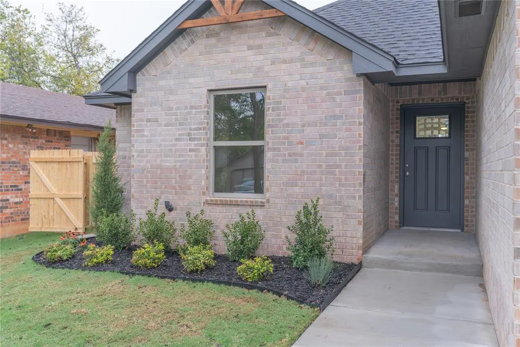 Photo 2 — 329 NW 89th Street, Oklahoma City, OK 73114