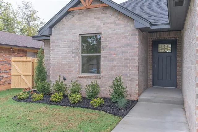 Photo 2 — 329 NW 89th Street, Oklahoma City, OK 73114