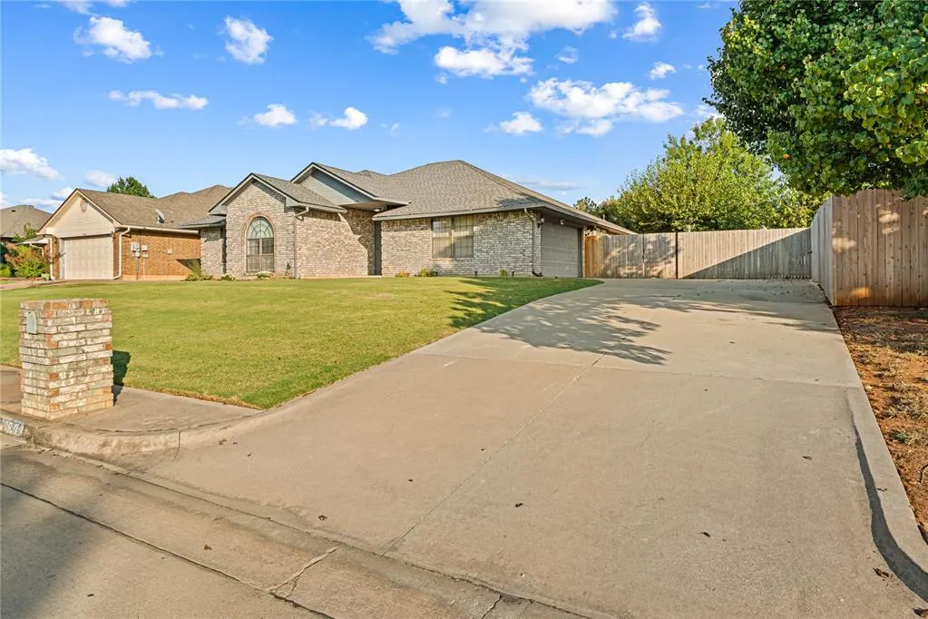 Photo 3 — 900 Blue Ridge Drive, Edmond, OK 73003