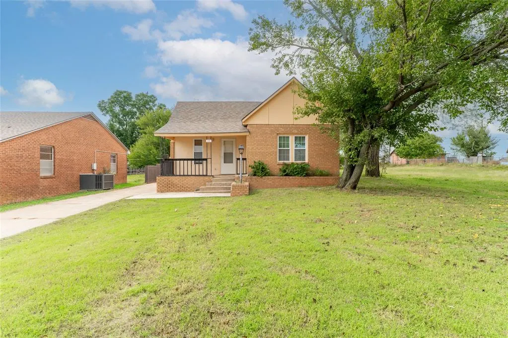 Photo 2 — 418 S 17th Street, Clinton, OK 73601