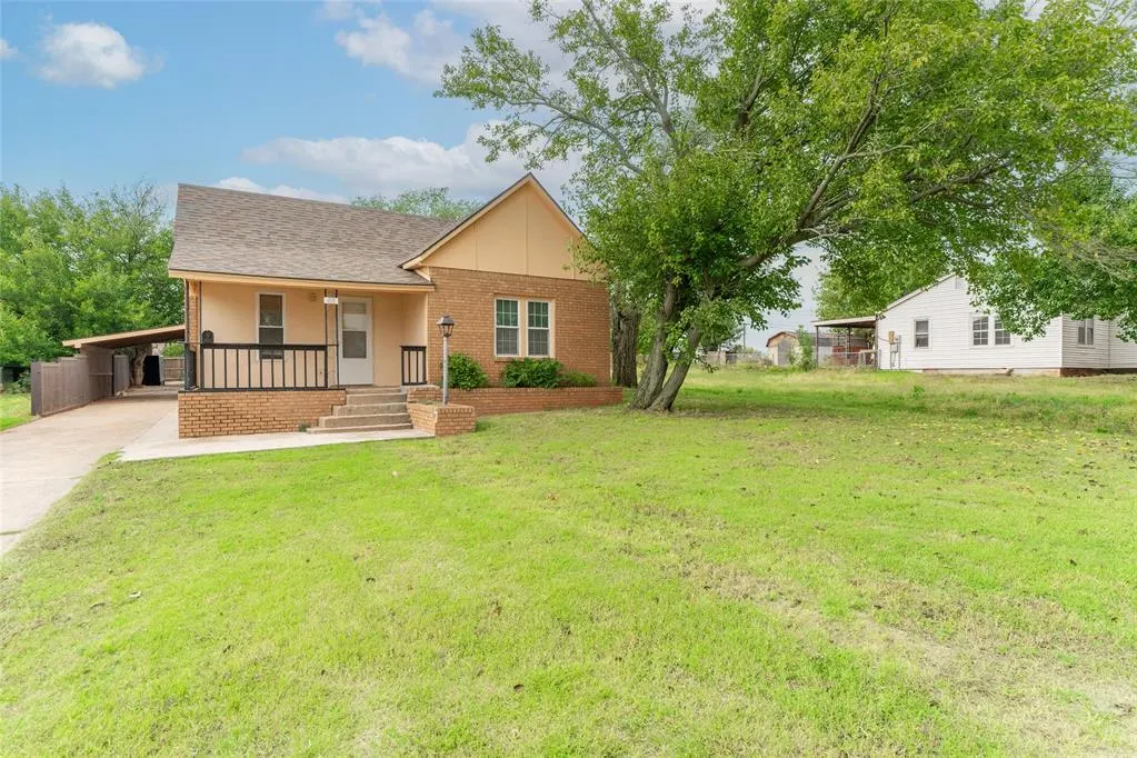 Front exterior — 418 S 17th Street, Clinton, OK 73601