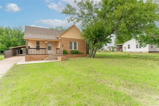 Front exterior — 418 S 17th Street, Clinton, OK 73601