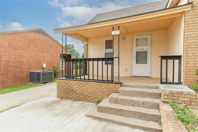 Photo 3 — 418 S 17th Street, Clinton, OK 73601