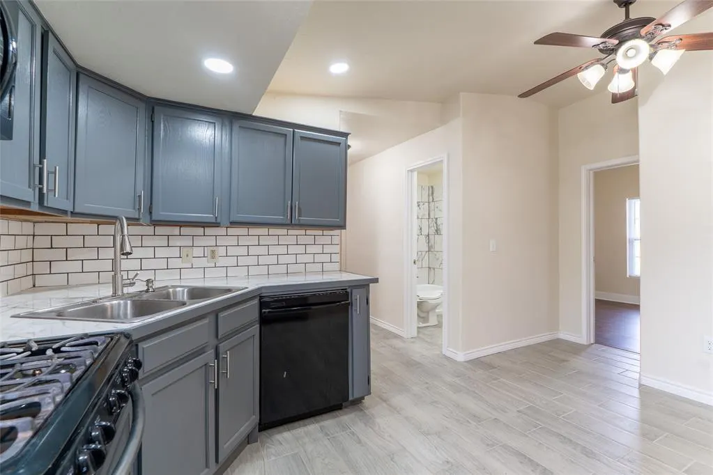 Photo 12 — 418 S 17th Street, Clinton, OK 73601