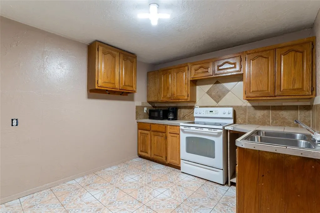 Photo 34 — 418 S 17th Street, Clinton, OK 73601
