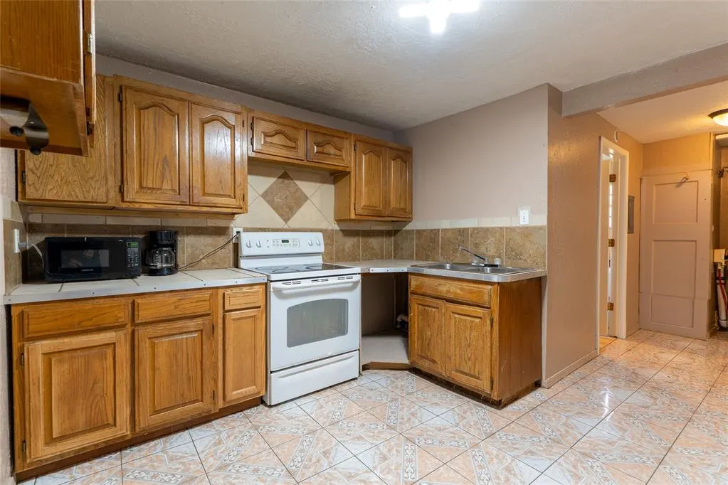 Photo 35 — 418 S 17th Street, Clinton, OK 73601