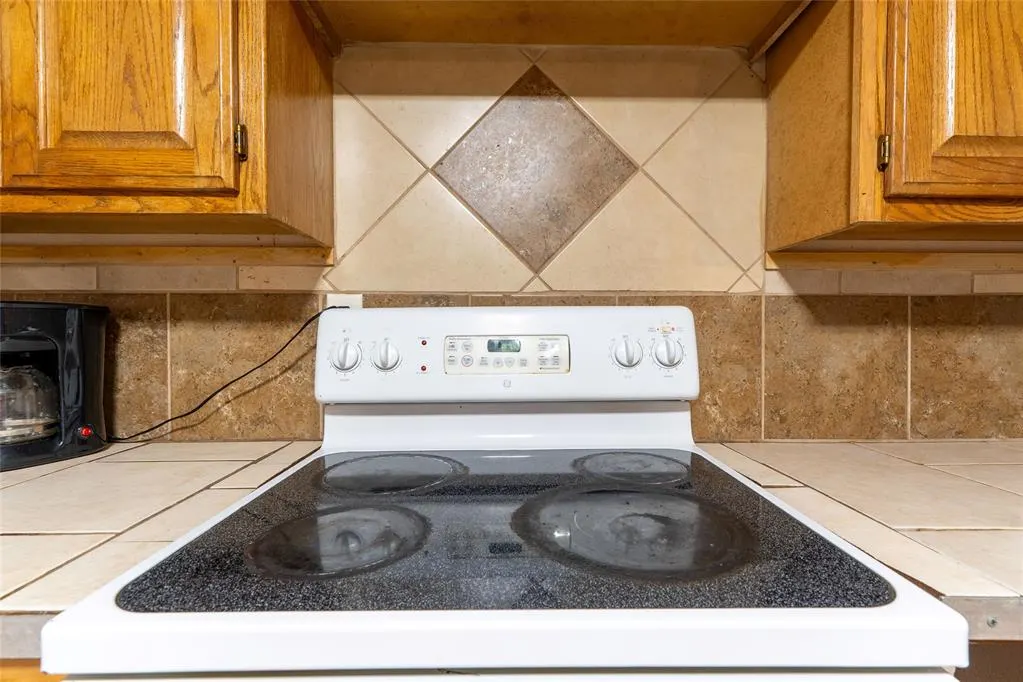 Photo 39 — 418 S 17th Street, Clinton, OK 73601